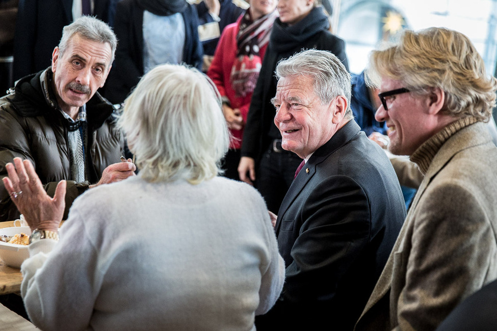 Bundespräsident Joachim Gauck beim Austausch mit Gästen in der Suppenküche im Franziskanerkloster in Berlin-Pankow