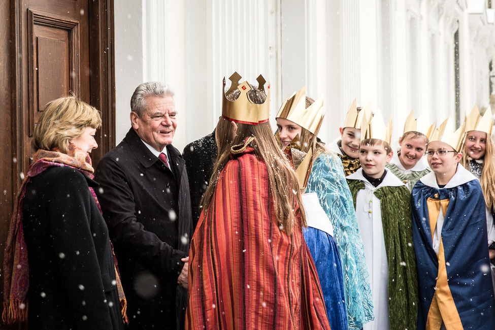 Bundespräsident Joachim Gauck und Daniela Schadt begrüßen die Sternsinger aus der Erzdiözese Paderborn am Portal von Schloss Bellevue