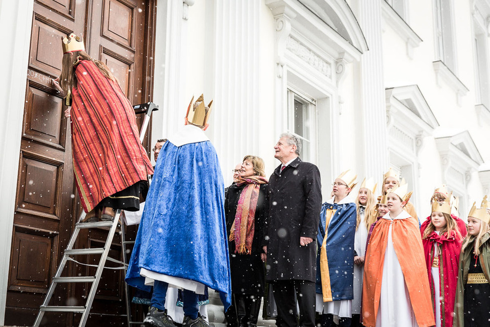 Bundespräsident Joachim Gauck und Daniela Schadt bei dem Segensspruch der Sternsinger aus der Erzdiözese Paderborn am Portal von Schloss Bellevue