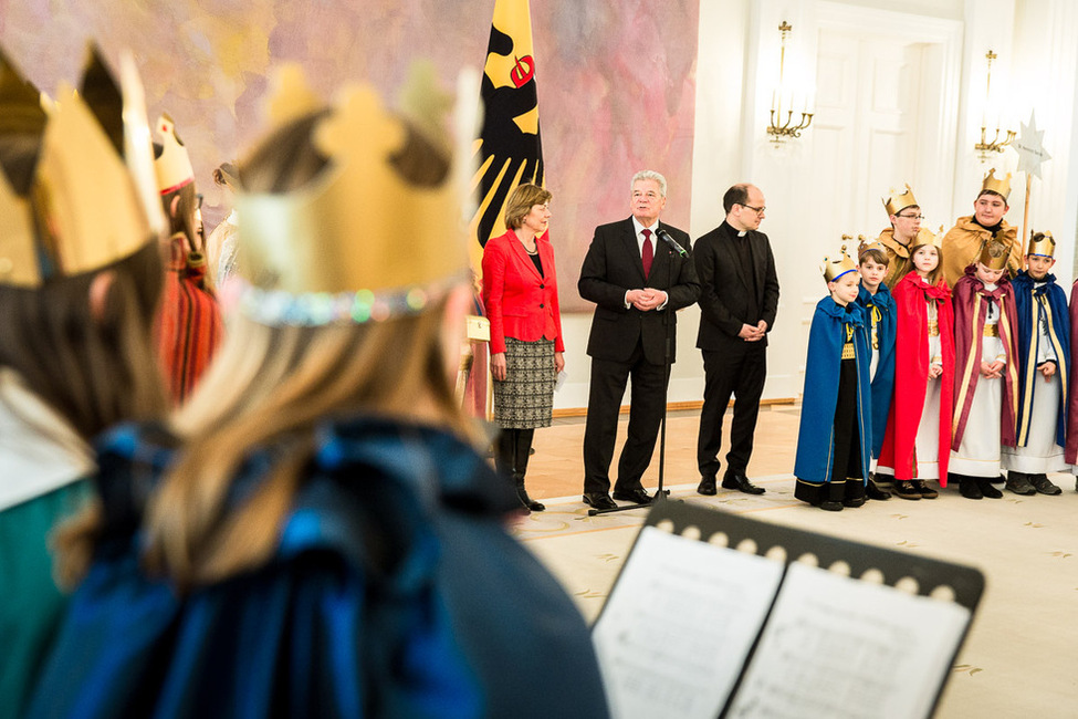 Bundespräsident Joachim Gauck und Daniela Schadt begrüßen die Sternsinger aus der Erzdiözese Paderborn im Großen Saal von Schloss Bellevue