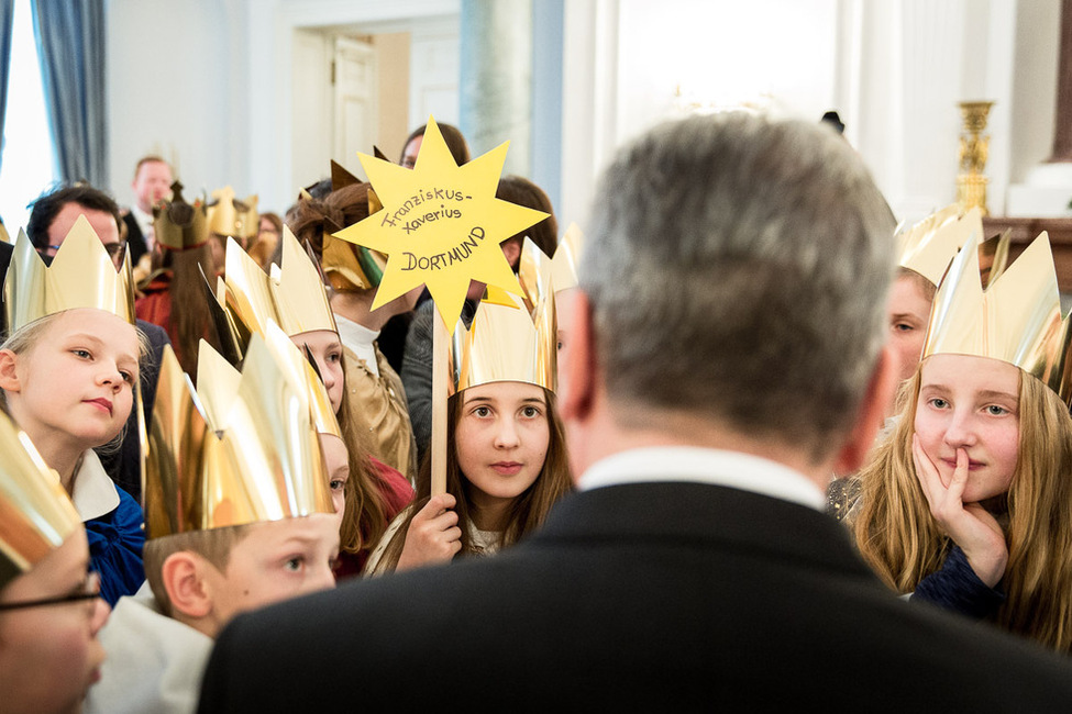 Bundespräsident Joachim Gauck im Gespräch mit den Sternsingern aus der Erzdiözese Paderborn im Langhanssaal von Schloss Bellevue