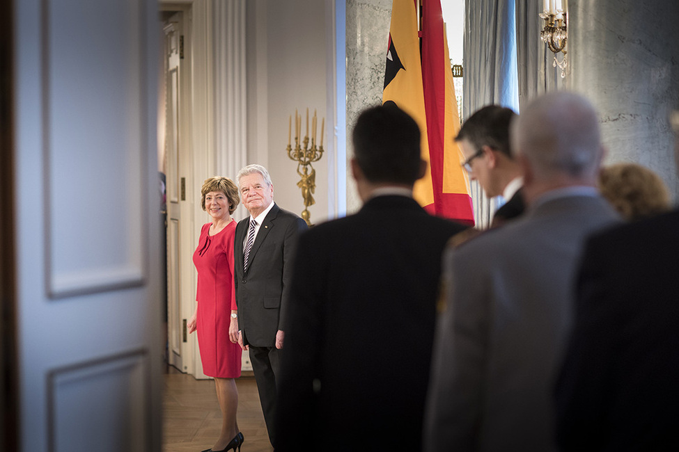 Bundespräsident Joachim Gauck und Daniela Schadt beim Defilee in Schloss Bellevue anlässlich des Neujahrsempfangs des Bundespräsidenten 2016  