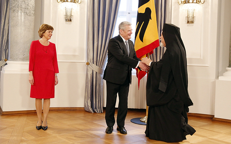 Bundespräsident Joachim Gauck und Daniela Schadt beim Defilee in Schloss Bellevue anlässlich des Neujahrsempfangs des Bundespräsidenten 2016  