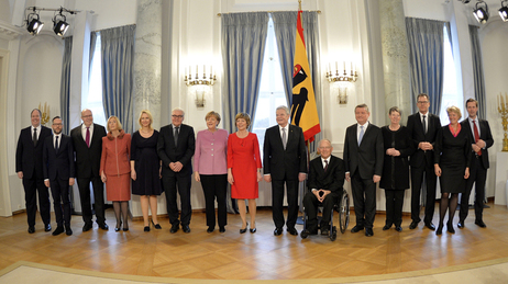 Bundespräsident Joachim Gauck und Daniela Schadt beim Gruppenbild mit dem Kabinett nach dem Defilee in Schloss Bellevue anlässlich des Neujahrsempfangs des Bundespräsidenten 2016  