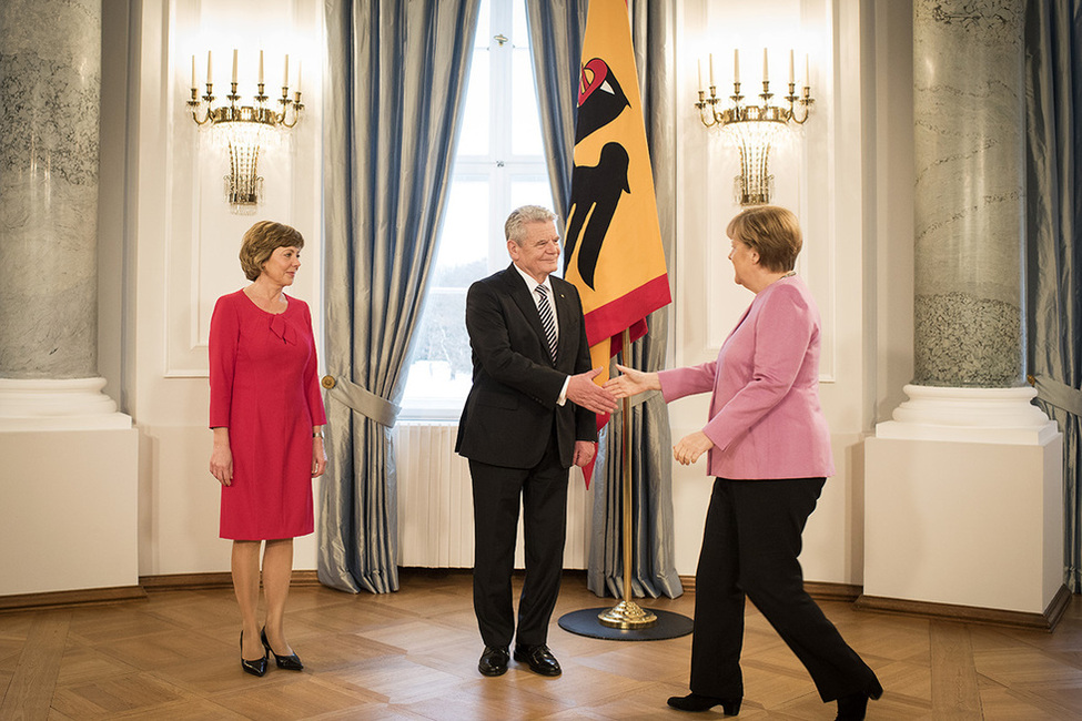 Bundespräsident Joachim Gauck und Daniela Schadt begrüßen Bundeskanzlerin Angela Merkel beim Defilee in Schloss Bellevue anlässlich des Neujahrsempfangs des Bundespräsidenten 2016  