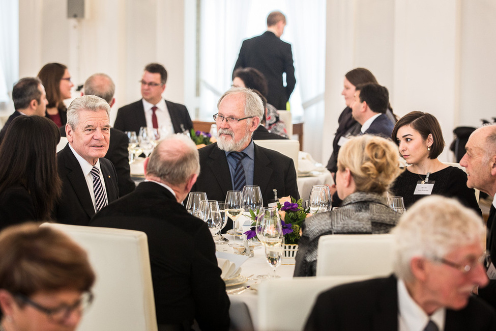 Bundespräsident Joachim Gauck bei einem Mittagessen im Großen Saal von Schloss Bellevue zu Ehren engagierter Bürgerinnen und Bürger anlässlich des Neujahrsempfangs des Bundespräsidenten 2016  