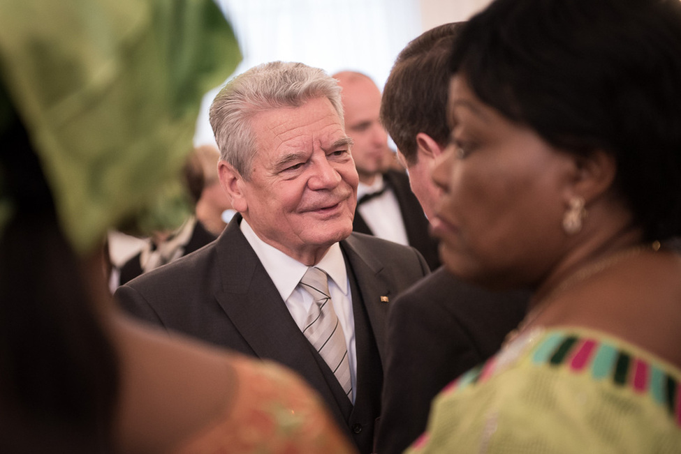 Bundespräsident Joachim Gauck im Gespräch mit Diplomaten und Diplomatinnen im Großen Saal anlässlich des Neujahrsempfangs für das Diplomatische Korps in Schloss Bellevue
