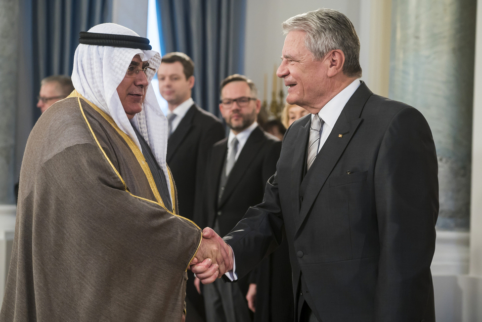 Bundespräsident Joachim Gauck beim Defilee der Diplomaten im Langhanssaal anlässlich des Neujahrsempfangs für das Diplomatische Korps in Schloss Bellevue