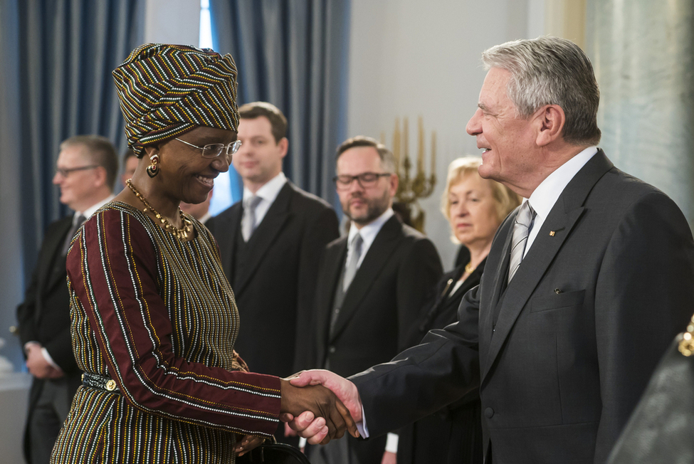 Bundespräsident Joachim Gauck beim Defilee der Diplomaten im Langhanssaal anlässlich des Neujahrsempfangs für das Diplomatische Korps in Schloss Bellevue