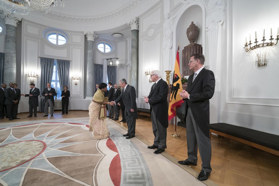 Bundespräsident Joachim Gauck beim Defilee der Diplomaten im Langhanssaal anlässlich des Neujahrsempfangs für das Diplomatische Korps in Schloss Bellevue