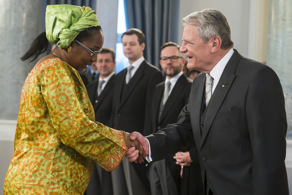 Bundespräsident Joachim Gauck beim Defilee der Diplomaten im Langhanssaal anlässlich des Neujahrsempfangs für das Diplomatische Korps in Schloss Bellevue