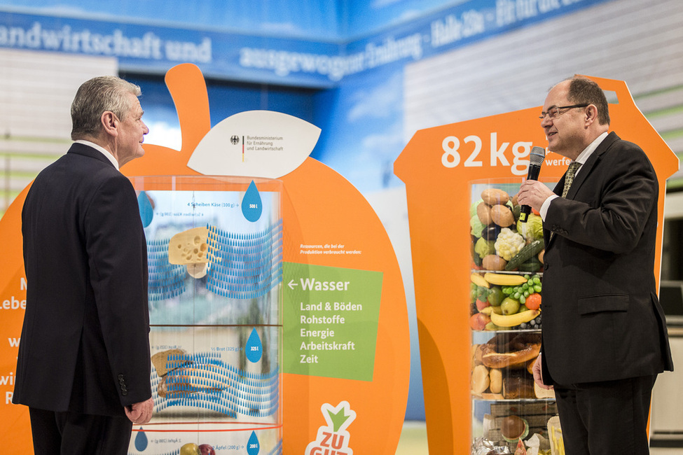 Bundespräsident Joachim Gauck wird von Christian Schmidt, Bundesminister für Ernährung und Landwirtschaft, auf der Internationalen Grünen Woche begrüßt