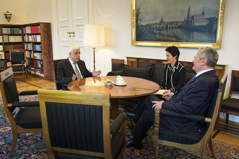 Bundespräsident Joachim beim Gespräch mit dem Präsidenten der Hellenischen Republik, Prokopius Pavlopoulos, im Amtszimmer von Schloss Bellevue anlässlich seines Besuchs