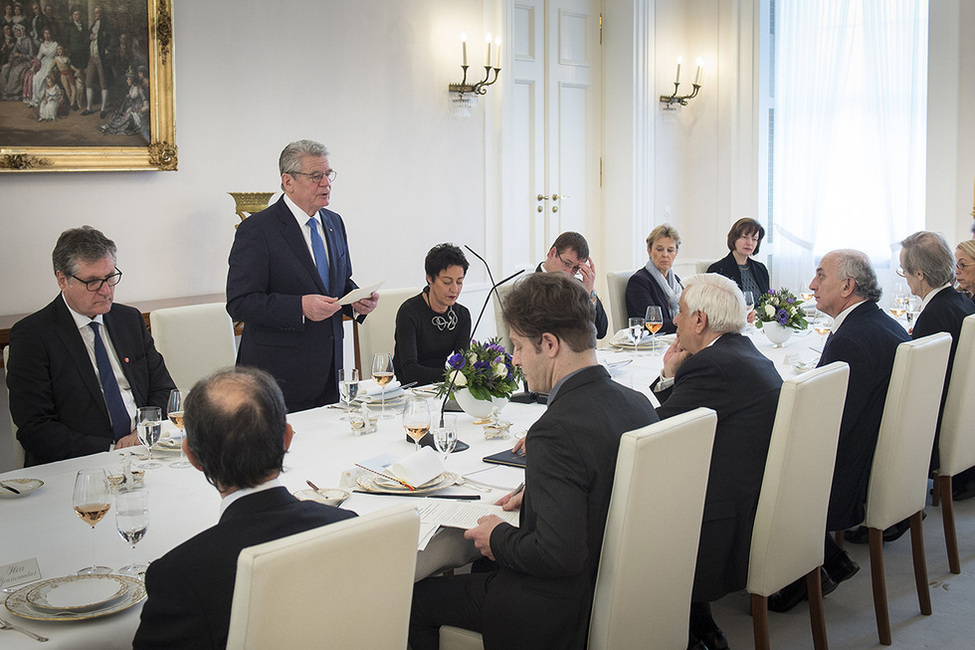 Bundespräsident Joachim Gauck hält eine Ansprache beim Mittagessen anlässlich des Antrittsbesuchs des Präsidenten der Hellenischen Republik, Prokopius Pavlopoulos, im Schinkelsaal von Schloss Bellevue