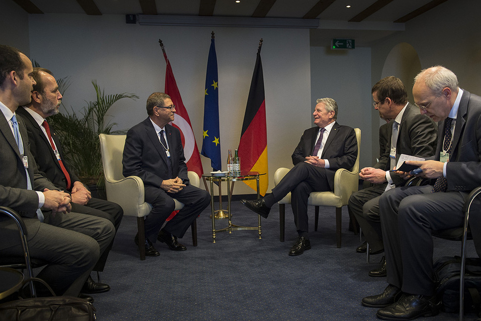 Bundespräsident Joachim Gauck beim Gespräch mit dem Ministerpräsidenten der Tunesischen Republik, Habib Essid, anlässlich des Jahrestreffens des Weltwirtschaftsforums 2016 in Davos