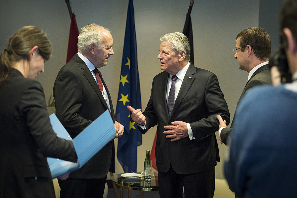 Bundespräsident Joachim Gauck beim Gespräch mit dem Bundespräsidenten der Schweizerischen Eidgenossenschaft, Johan Schneider-Ammann, anlässlich des Jahrestreffens des Weltwirtschaftsforums 2016 in Davos