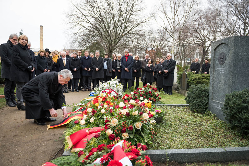 Bundespräsident Joachim Gauck beim Richten der Kranzschleife am Ehrengrab von Bundespräsident a. D. Johannes Rau auf dem Dorotheenstädtischen Friedhof anlässlich seines zehnten Todestages