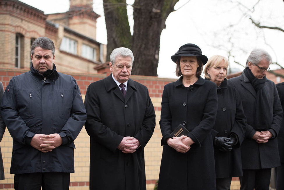 Bundespräsident Joachim Gauck beim stillen Gedenken mit Witwe Christina Rau, Sigmar Gabriel, Hannelore Kraft und Matthias Kollatz-Ahnen am Ehrengrab von Bundespräsident a.D. Johannes Rau auf dem Dorotheenstädtischen Friedhof