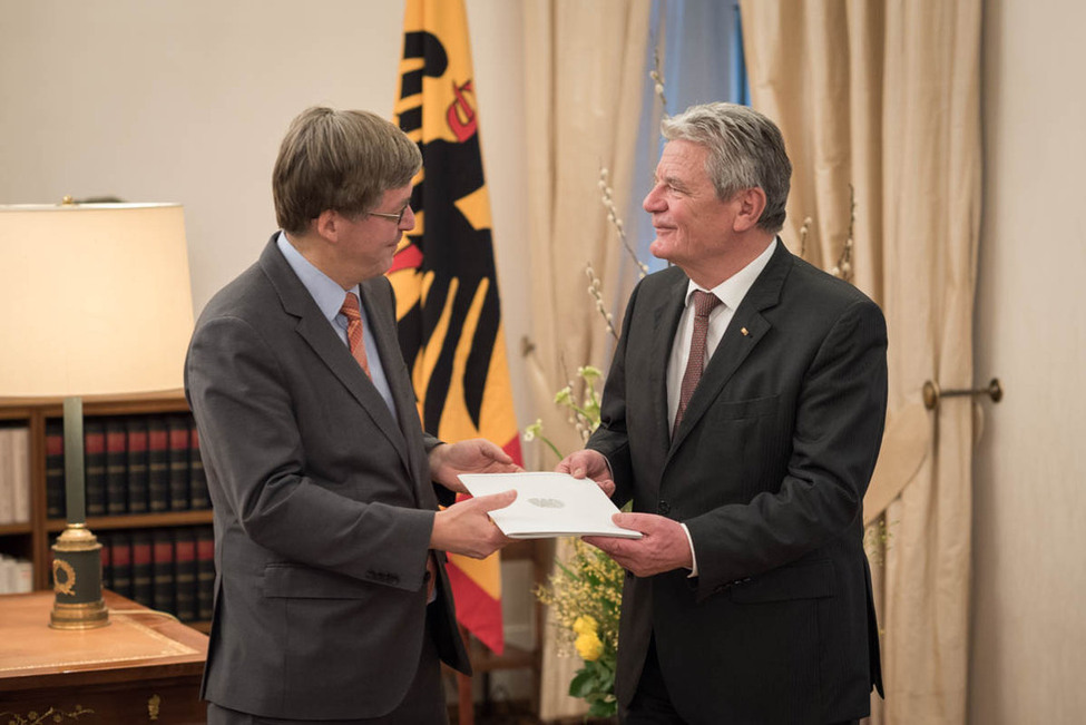 Bundespräsident Joachim Gauck begrüßt Hans-Peter Bartels, Wehrbeauftragter des Deutschen Bundestages, im Amtszimmer anlässlich seines Besuchs in Schloss Bellevue