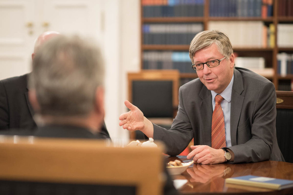 Bundespräsident Joachim Gauck im Gespräch mit Hans-Peter Bartels, Wehrbeauftragter des Deutschen Bundestages, im Amtszimmer anlässlich seines Besuchs in Schloss Bellevue