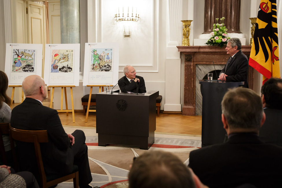 Bundespräsident Joachim Gauck und Bundesminister Wolfgang Schäuble bei der Vorstellung der Wohlfahrtsmarken und der Gedenkmünze 2016 im Langhanssaal in Schloss Bellevue