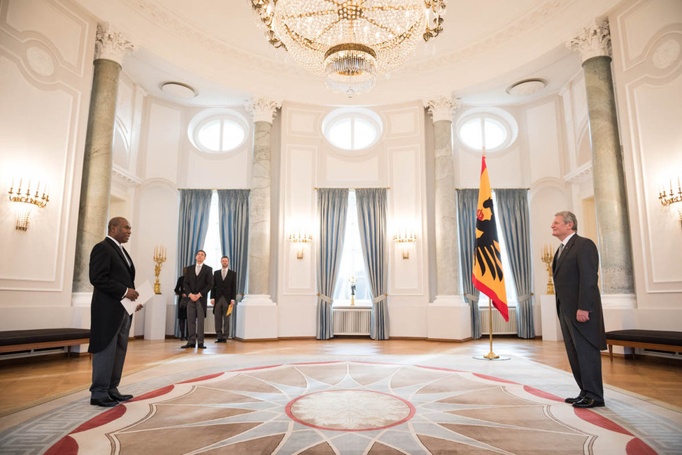 Bundespräsident Joachim Gauck empfängt das Beglaubigungsschreiben von Moses Kouni Mose aus den Salomonen anlässlich der Botschafterakkreditierung in Schloss Bellevue