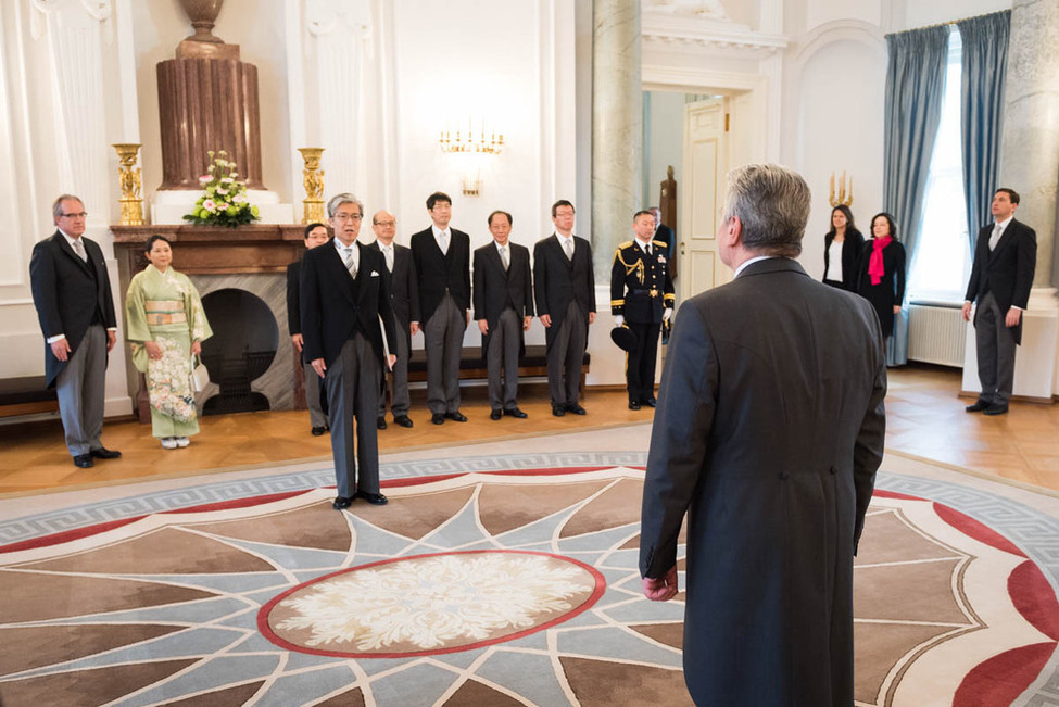 Bundespräsident Joachim Gauck empfängt das Beglaubigungsschreiben von Takeshi Yagi aus Japan im Langhanssaal anlässlich der Botschafterakkreditierung in Schloss Bellevue