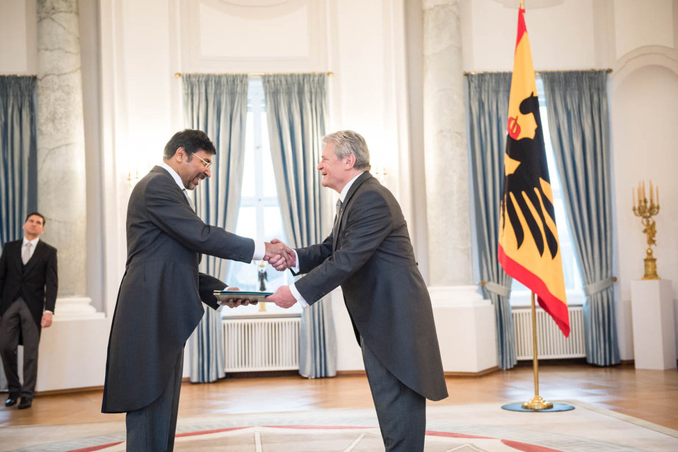 Bundespräsident Joachim Gauck empfängt das Beglaubigungsschreiben von Jauhar Saleem aus der Islamischen Republik Pakistan im Langhanssaal anlässlich der Botschafterakkreditierung in Schloss Bellevue