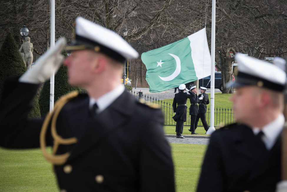 Aufziehen der Fahne der Islamischen Republik Pakistan vor dem Schloss Bellevue durch das Wachbataillon anlässlich der Botschafterakkreditierung in Schloss Bellevue