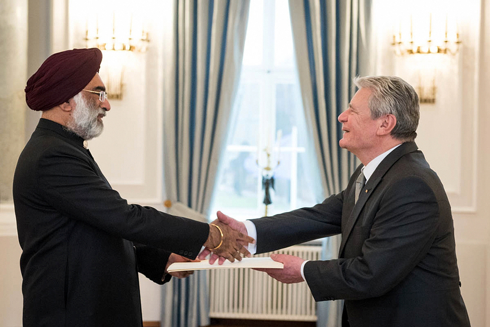 Bundespräsident Joachim Gauck empfängt das Beglaubigungsschreiben von Gurjit Singh aus der Republik Indien im Langhanssaal anlässlich der Botschafterakkreditierung in Schloss Bellevue