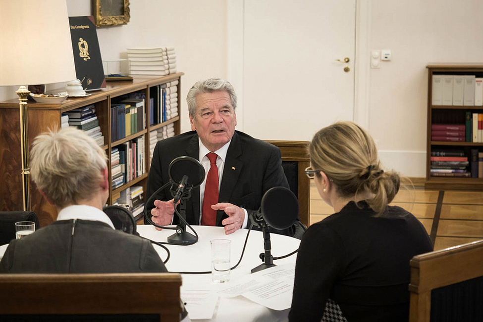 Bundespräsident Joachim Gauck bei einem Interview mit Julia Barth und Katrin Brand vom WDR im Amtszimmer in Schloss Bellevue