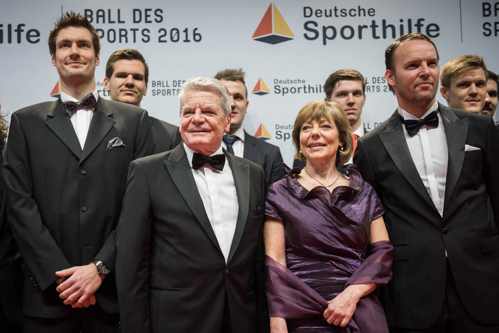 Bundespräsident Joachim Gauck und Daniela Schadt treffen auf die Handballnationalmannschaft und Europameister 2016 anlässlich des Ball des Sports 2016 vor dem Kurhaus in Wiesbaden