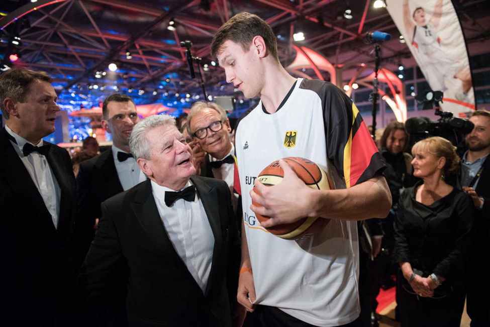 Bundespräsident Joachim Gauck beim Austausch mit einem Basketballspieler während seines Rundgangs durch den Ballsaal anlässlich seiner Teilnahme am Ball des Sports 2016 im Kurhaus in Wiesbaden