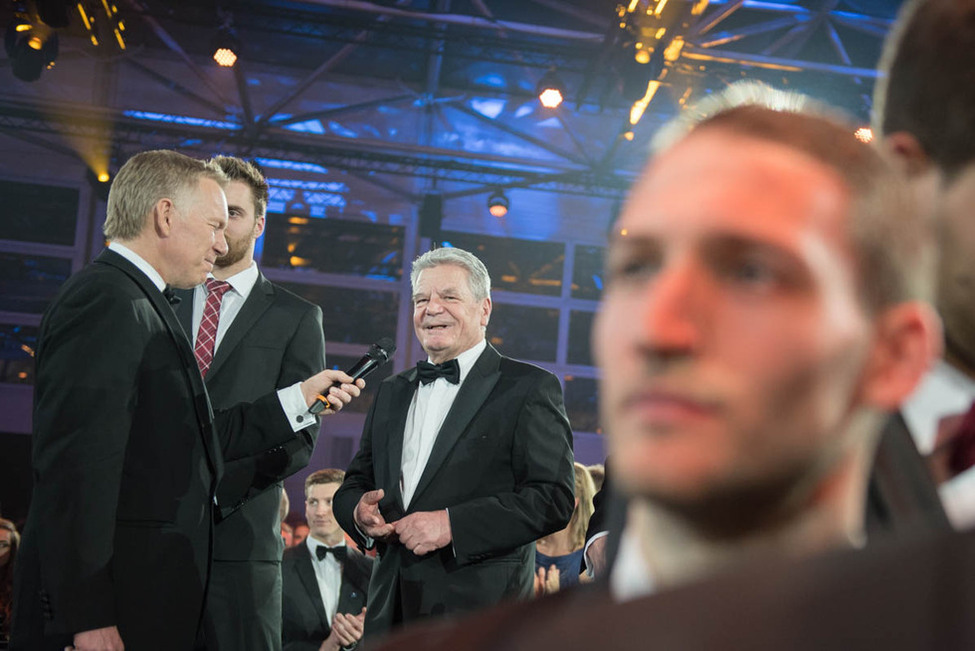 Bundespräsident Joachim Gauck beim Gespräch mit Moderator Johannes B. Kerner auf der Bühne im Ballsaal anlässlich seiner Teilnahme am Ball des Sports 2016 im Kurhaus in Wiesbaden