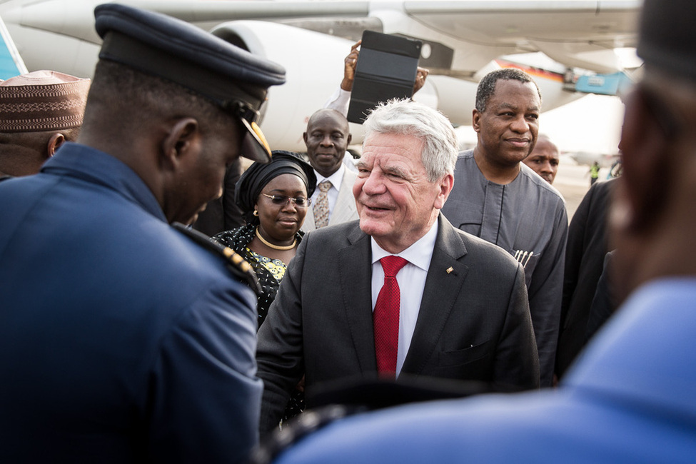 Bundespräsident Joachim Gauck bei seiner Ankunft am Flughafen Murtala Muhammed in Lagos anlässlich seines offiziellen Besuchs in Nigeria 