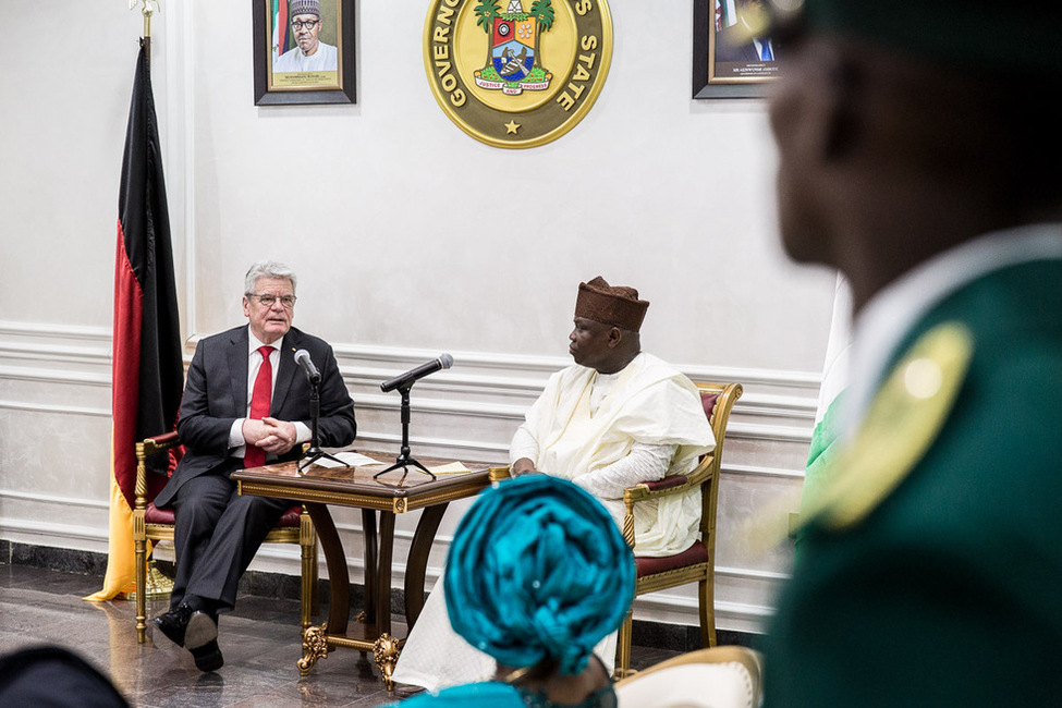 Bundespräsident Joachim Gauck bei einem Gespräch mit dem Gouverneur des Bundesstaates Lagos, Akinwunmi Ambode, in seiner Residenz anlässlich seines offiziellen Besuchs in Nigeria 