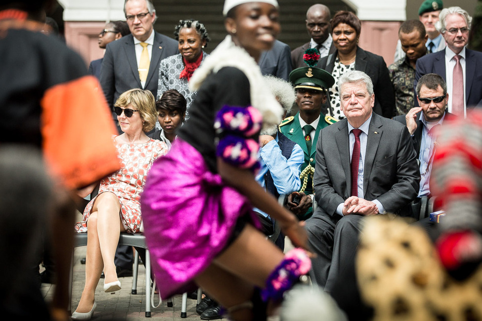 Bundespräsident Joachim Gauck und Daniela Schadt während einer Tanz- und Musikaufführung im Freedom Park in Lagos anlässlich seines offiziellen Besuchs in Nigeria 