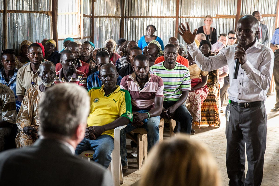 Bundespräsident Joachim Gauck beim Austausch mit Vertretern der Flüchtlingsgruppen im Flüchtlingslager New Kuchigoro während seines Rundgangs durch das Flüchtlingslager in der Nähe von Abuja anlässlich seines offiziellen Besuchs in Nigeria