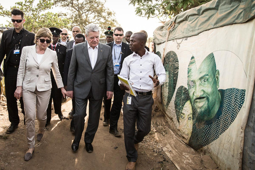 Bundespräsident Joachim Gauck und Daniela Schadt beim Rundgang durch das Flüchtlingslager New Kuchigoro in der Nähe von Abuja anlässlich seines offiziellen Besuchs in Nigeria