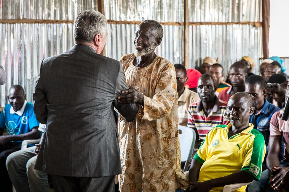 Bundespräsident Joachim Gauck begegnet Vertretern der Flüchtlingsgruppen im Flüchtlingslager New Kuchigoro während seines Rundgangs durch das Flüchtlingslager in der Nähe von Abuja anlässlich seines offiziellen Besuchs in Nigeria