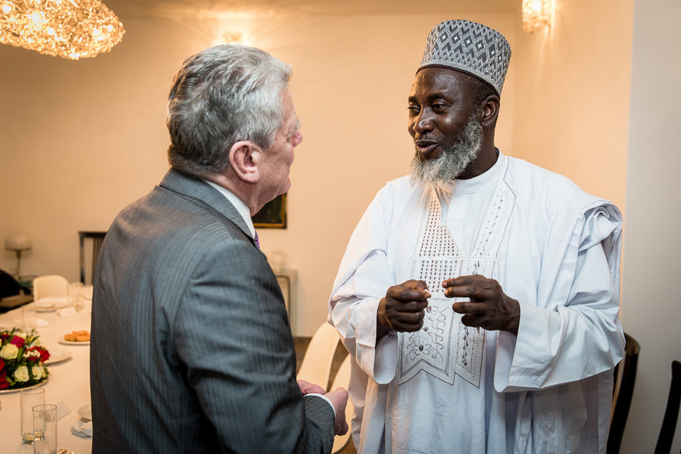 Bundespräsident Joachim Gauck beim Gespräch mit Vertretern der Zivilgesellschaft in der Residenz des Botschafters in Abuja anlässlich seines offiziellen Besuchs in Nigeria