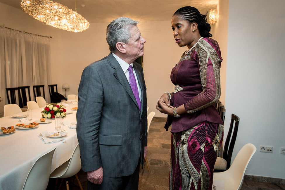 Bundespräsident Joachim Gauck beim Gespräch mit Vertretern der Zivilgesellschaft in der Residenz des Botschafters in Abuja anlässlich seines offiziellen Besuchs in Nigeria