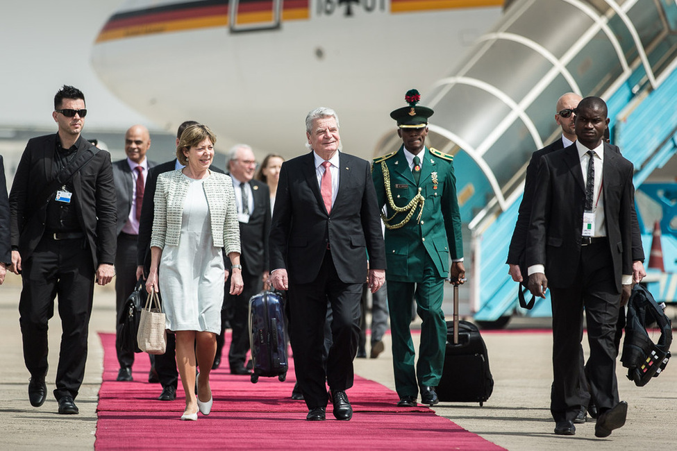 Bundespräsident Joachim Gauck und Daniela Schadt bei der Ankunft am Flughafen Nnamdi Azikiwe in Abuja anlässlich seines offiziellen Besuchs in Nigeria 