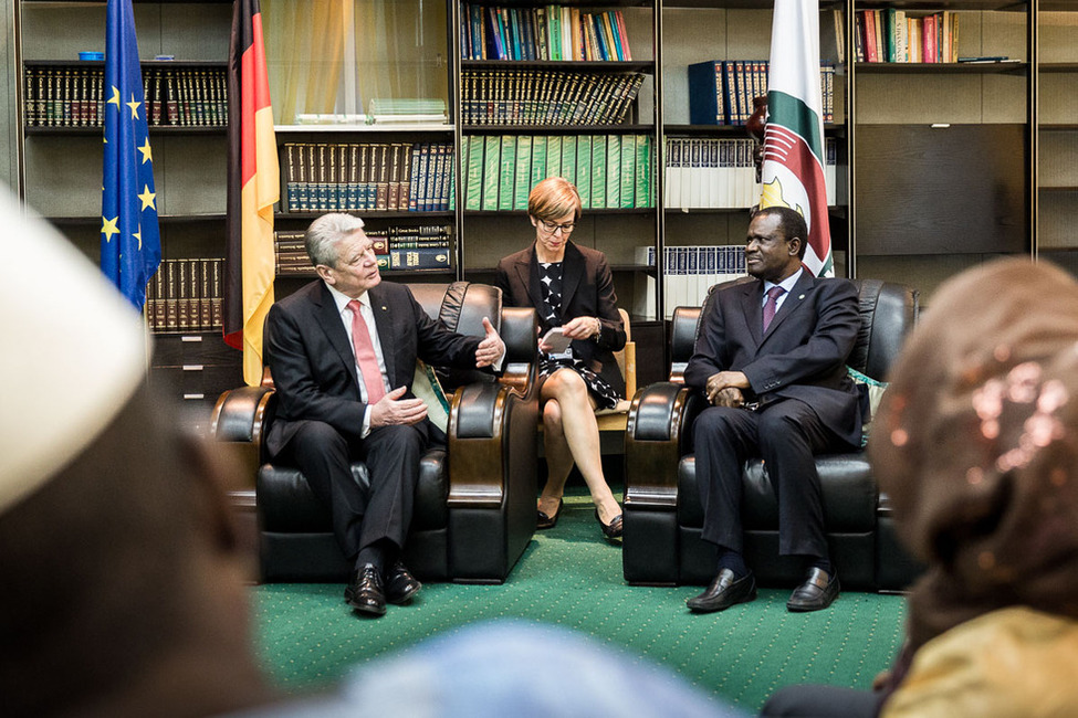 Bundespräsident Joachim Gauck im Gespräch mit Kadré Désiré Ouédraogo, Präsident der Kommission der Wirtschaftsgemeinschaft Westafrikanischer Staaten (ECOWAS), im Hauptsitz in Abuja anlässlich seines offiziellen Besuchs in Nigeria 