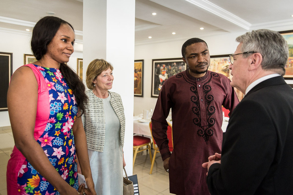 Bundespräsident Joachim Gauck und Daniela Schadt im Gespräch mit nigerianischen Autoren im Thought Pyramid Art Center in Abuja anlässlich des offiziellen Besuchs in Nigeria