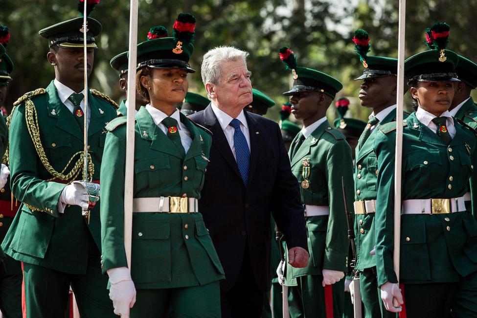 Bundespräsident Joachim Gauck bei der Begrüßung mit militärischen Ehren durch den Präsidenten der Bundesrepublik Nigeria, Muhammadu Buhari, im State House in Abuja anlässlich seines offiziellen Besuchs in Nigeria