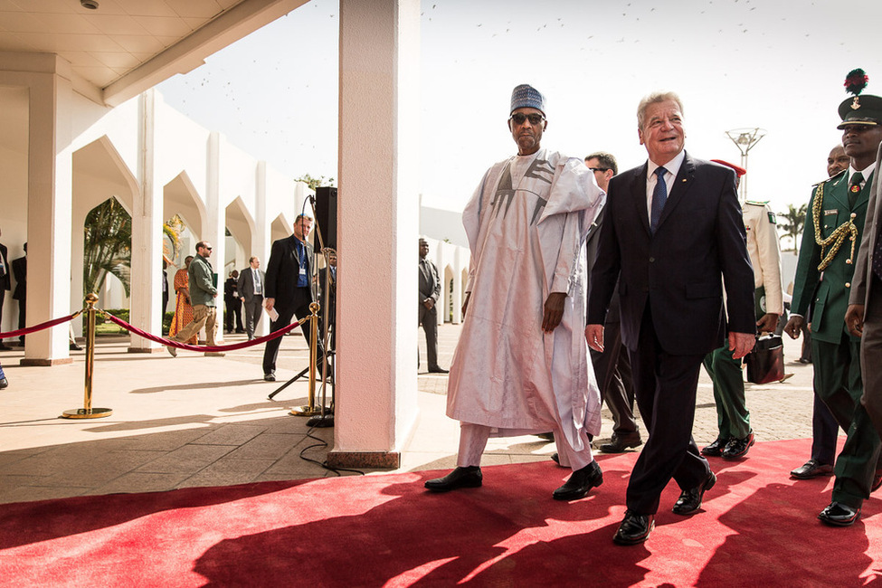 Bundespräsident Joachim Gauck bei der Begrüßung mit militärischen Ehren durch den Präsidenten der Bundesrepublik Nigeria, Muhammadu Buhari, im State House in Abuja anlässlich seines offiziellen Besuchs in Nigeria