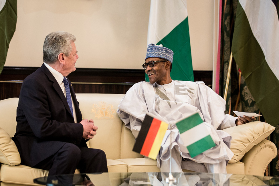 Bundespräsident Joachim Gauck beim Gespräch mit dem Präsidenten der Bundesrepublik Nigeria, Muhammadu Buhari, im Diplomatischen Salon im State House in Abuja anlässlich seines offiziellen Besuchs in Nigeria