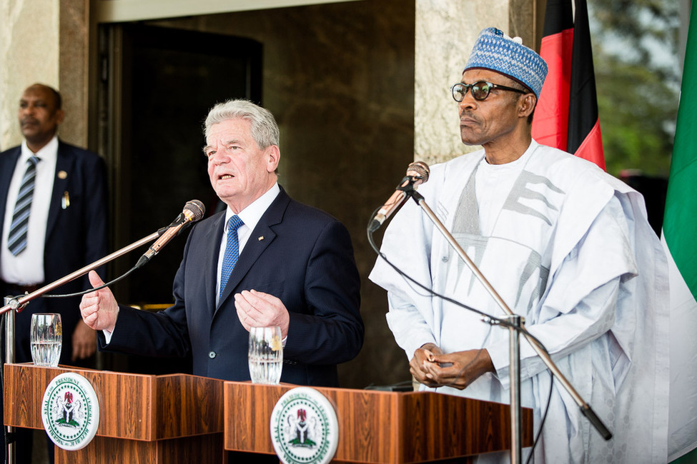 Bundespräsident Joachim Gauck bei der gemeinsamen Pressebegegnung mit dem Präsidenten der Bundesrepublik Nigeria, Muhammadu Buhari, im State House in Abuja anlässlich seines offiziellen Besuchs in Nigeria