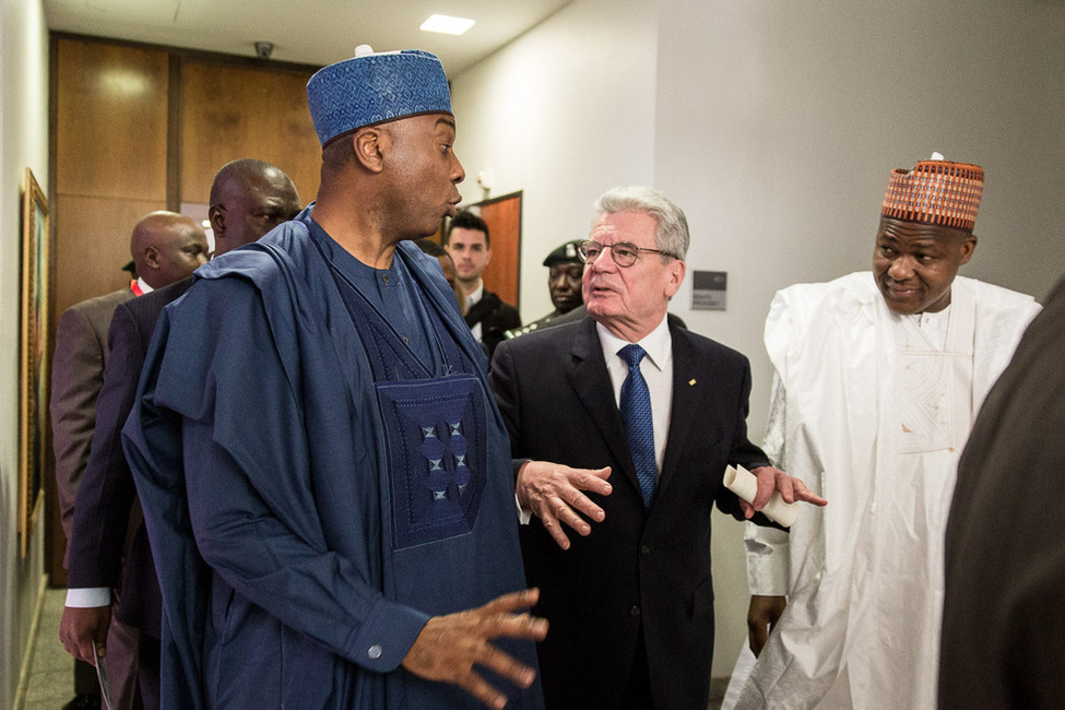 Bundespräsident Joachim Gauck bei der Begegnung mit dem Präsidenten des Senats (links), Bukola Saraki, und dem Vorsitzenden des Repräsentantenhauses, Yakuba Dogara (rechts) im Senatsgebäude in Abuja anlässlich seines offiziellen Besuchs in Nigeria